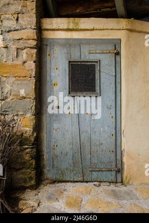 Eine alte Holztür in Poffabro, einem historischen mittelalterlichen Dorf im Val Colvera Tal in der Provinz Pordenone, Friaul-Julisch Venetien, Nordostitalien Stockfoto