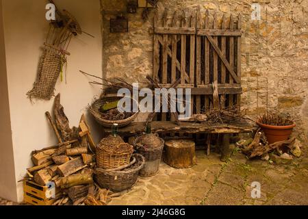 Eine alte Holztür in Poffabro, einem historischen mittelalterlichen Dorf im Val Colvera Tal in der Provinz Pordenone, Friaul-Julisch Venetien, Nordostitalien Stockfoto