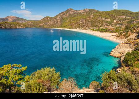 Schöne Aussicht auf Oludeniz Strand am Mittelmeer in der Region Mugla, Türkei. Sommerurlaub Reiseziel. Türkei Resort Stockfoto