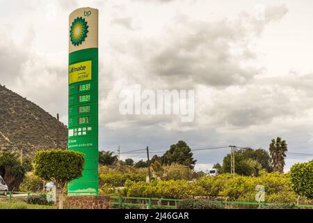 MALAGA, SPANIEN - 8. APRIL: Kraftstoffpreise an einer BP-Tankstelle am 8.. April 2022 in Malaga, Spanien. Um die steigenden Energiekosten auszugleichen, die spanische Regierung Stockfoto