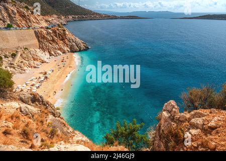 Kaputas Strand in der Nähe von Kas Stadt in Antalya Region, Türkei mit klarem türkisfarbenem Wasser und Sandstrand. Urlaub oder Urlaubsort Stockfoto