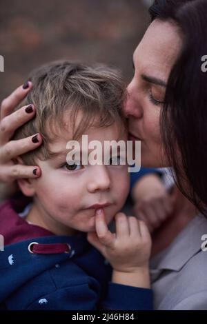 Liebe, die das Leben so schön macht. Ausgeschnittene Aufnahme einer Mutter, die ihren kleinen Sohn umarmt. Stockfoto