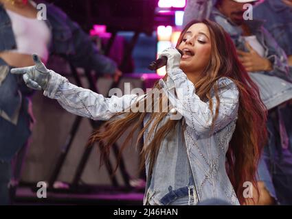 New York, Usa. 12. April 2022. Camila Cabello tritt am Dienstag, den 12. April 2022, auf der NBC Today Show im Rockefeller Center in New York City auf. Foto von John Angelillo/UPI Credit: UPI/Alamy Live News Stockfoto