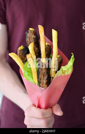 Traditionelles rumänisches Food Bouquet mit Fleischbrötchen und Pommes Stockfoto