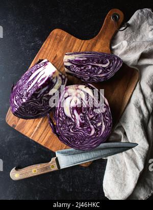 Overhead von Rotkohl auf Holz Schneidebrett auf schwarzem Zähler. Stockfoto