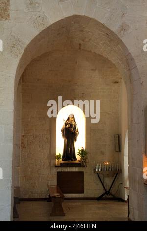 Alberobello, Italien. Kirche des heiligen Antonius von Padua (Parrocchia Sant'Antonio di Padova). Statue der heiligen Rita von Cascia. Stockfoto