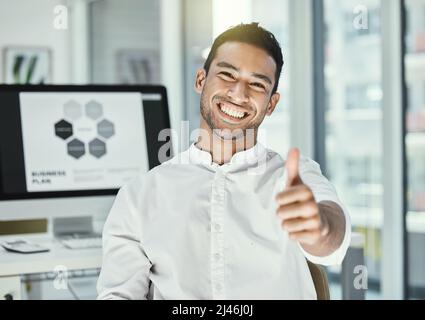 Fahren Sie weiter, und Sie kommen dahin, wo Sie sein möchten. Aufnahme eines Geschäftsmannes, der in einem modernen Büro den Daumen nach oben zeigt. Stockfoto