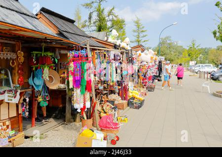 Zakopane, Polen - 12. September 2016: Die Handelspavillons wurden nacheinander auf dem Bürgersteig aufgestellt. Verschiedene Souvenirs sind hier erhältlich. S Stockfoto