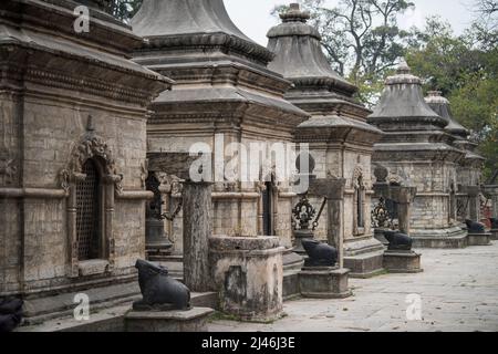 Kathmandu, Nepal- April 01,2022 : der Pashupatinath Tempel ist ein Hindu Tempel am Bagmati Fluss in Kathmandu, Nepal. Stockfoto