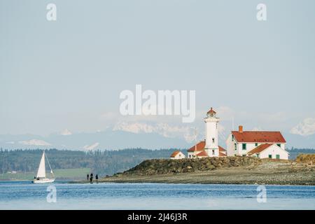 Ein Segelboot, das am Leuchtturm von Port Wilson in Fort worden vorbeifährt Stockfoto