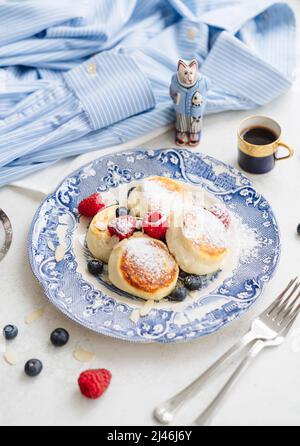 Ein schönes Frühstück mit Käsekuchen, Beeren, Kaffee. Stockfoto