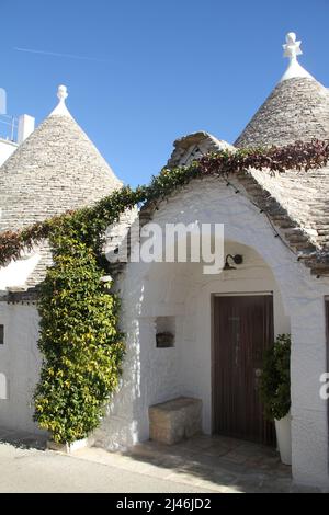 500 Jahre altes traditionelles Trullo-Steinhaus in Alberobello, Italien Stockfoto