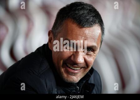 Turin, Italien. 10. April 2022. Paolo Maldini, Technical Area Director des AC Mailand, lächelt vor dem Fußballspiel der Serie A zwischen dem FC Turin und dem AC Mailand. Das Spiel endete 0-0 Unentschieden. Kredit: Nicolò Campo/Alamy Live Nachrichten Stockfoto