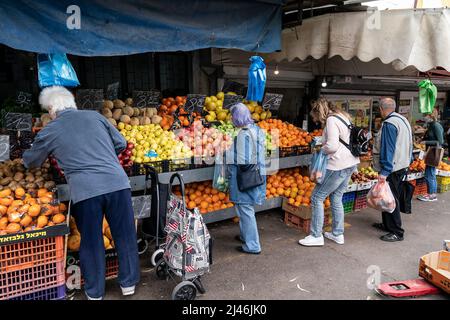 Haifa, Israel. 12. April 2022. Frischer Markt im Hadar-Viertel Haifa in Israel (Bild: © Lev Radin/Pacific Press via ZUMA Press Wire) Stockfoto