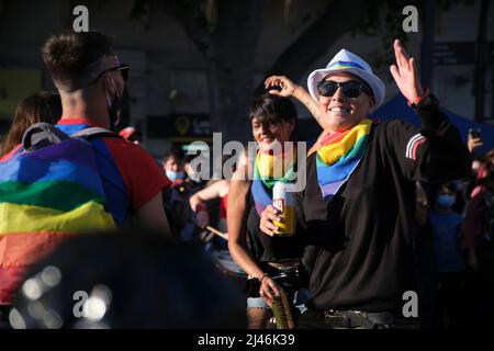 Buenos Aires, Argentinien; 6. November 2021: LGBT Pride Parade. Junge Menschen tragen Regenbogenfahne Taschentücher feiern. Stockfoto