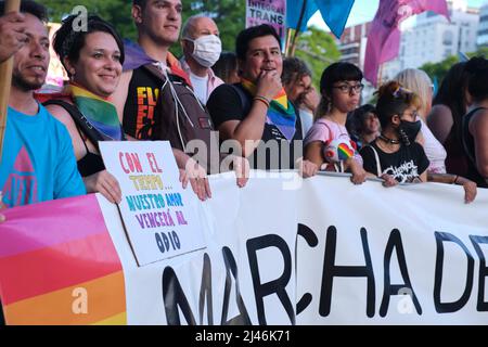 Buenos Aires, Argentinien; 6. November 2021: LGBT Pride Parade. Menschen marschieren, Plakat mit dem Text mit der Zeit ... unsere Liebe wird den Hass überwinden. Stockfoto