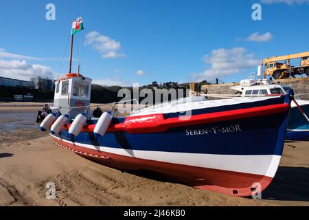 Das Boot Seren-Y-Mor im Hafen von Tenby, Pembrokeshire bei Ebbe. Früher ein Rettungsboot… Stockfoto