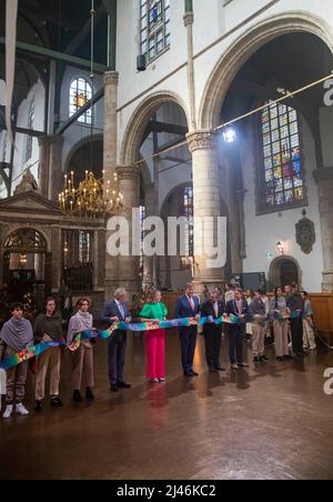 Gouda, Niederlande. 12. April 2022. König Willem-Alexander von den Niederlanden am 12. April 2022 im Sint-Janskerk in Gouda, um Anfang Gouda750 die Ausstellung Beleef het Wonder van Gouda ( Erleben Sie das Wunder von Gouda ) zu eröffnen Credit: Albert Nieboer/Netherlands OUT/Point de Vue OUT/dpa/Alamy Live News Stockfoto