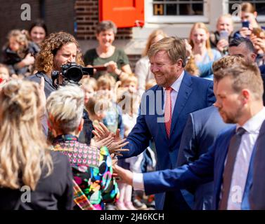 Gouda, Niederlande. 12. April 2022. König Willem-Alexander von den Niederlanden kommt am 12. April 2022 im Sint-Janskerk in Gouda an, um Anfang Gouda750 die Ausstellung Beleef het Wonder van Gouda ( Experience the Wonder of Gouda ) zu eröffnen.Quelle: Albert Nieboer/Netherlands OUT/Point de Vue OUT/dpa/Alamy Live News Stockfoto