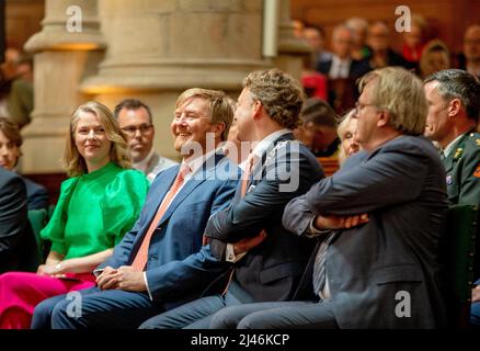 Gouda, Niederlande. 12. April 2022. König Willem-Alexander von den Niederlanden am 12. April 2022 im Sint-Janskerk in Gouda, um Anfang Gouda750 die Ausstellung Beleef het Wonder van Gouda ( Erleben Sie das Wunder von Gouda ) zu eröffnen Credit: Albert Nieboer/Netherlands OUT/Point de Vue OUT/dpa/Alamy Live News Stockfoto