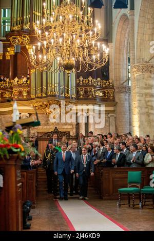 Gouda, Niederlande. 12. April 2022. König Willem-Alexander von den Niederlanden am 12. April 2022 im Sint-Janskerk in Gouda, um Anfang Gouda750 die Ausstellung Beleef het Wonder van Gouda ( Erleben Sie das Wunder von Gouda ) zu eröffnen Credit: Albert Nieboer/Netherlands OUT/Point de Vue OUT/dpa/Alamy Live News Stockfoto