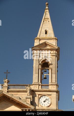 Alberobello, Italien. Glockenturm der Basilika der Heiligen Cosmas und Damian (Basilika Parrocchia Santuario S. S. Cosma e Damiano). Stockfoto