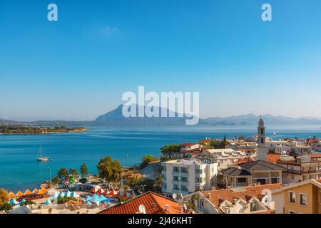 Datca Stadt mit Hafen und Insel an sonnigen Tagen, Provinz Mugla, Türkei. Beliebtes touristisches Sommerziel in der Türkei Stockfoto