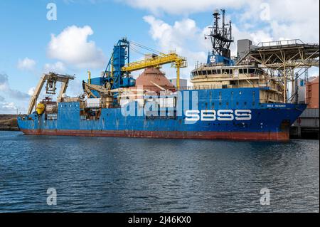 Bold Maverick ein Mehrzweck-Offshore-Schiff, vor Anker in Blyth Northumberland Stockfoto