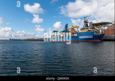 Bold Maverick ein Mehrzweck-Offshore-Schiff, vor Anker in Blyth Northumberland Stockfoto