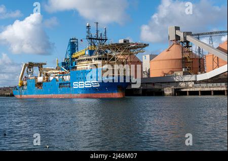 Bold Maverick ein Mehrzweck-Offshore-Schiff, vor Anker in Blyth Northumberland Stockfoto