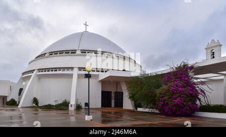 Wahrzeichen Kirche von Nossa Senhora da Piedade (Sovereign Mother's Sanctuary), moderne kuppelförmige Architektur, Loule, Algarve, Portugal Stockfoto