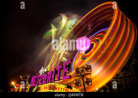 Langzeitaufnahmen der Fahrgeschäfte auf dem Messegelände von Oxford's St. Giles Travelling Funfair, die jährlich im September stattfinden. Stockfoto