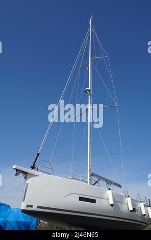 Luftaufnahme zur Luxusyacht auf dem Trockendock aus dem Wasser genommen und für die Vorbereitung vorbereitet Stockfoto