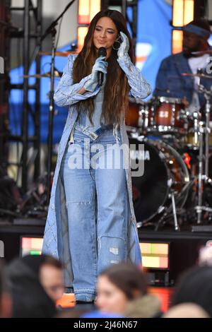 Camila Cabello tritt am 12. April 2022 in New York bei NBC's "Today" auf der Rockefeller Plaza auf. Stockfoto