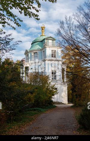 Belvedere in den Gärten des Schlosses Charlottenburg, umgeben von herbstbunten Bäumen. Stockfoto