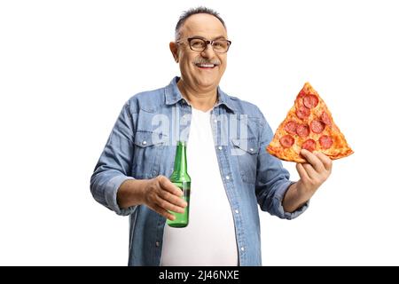 Reifer Mann hält eine Scheibe Pepperoni Pizza und eine Flasche Bier isoliert auf weißem Hintergrund Stockfoto