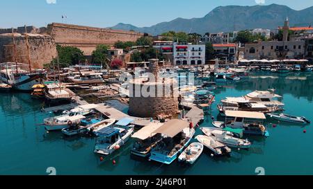 Kyrenia Castle mittelalterliches Gebäude und historischer alter Hafen in Kyrenia, Nordzypern Stockfoto