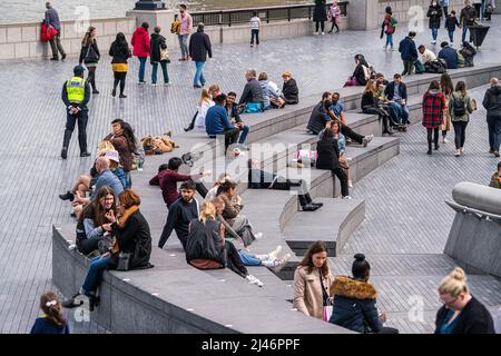 LONDON, GROSSBRITANNIEN. 12 April, 2022 . Die Menschen genießen das milde Frühlingswetter und die Sonne am Schaufel am London Riverside, da die Temperaturen während der osterfeiertage steigen werden. Kredit: amer ghazzal/Alamy Live Nachrichten Stockfoto