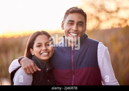 Camping ist immer die Antwort. Aufnahme eines jungen Paares, das sich draußen beim Campen gut Vergnügen hat. Stockfoto