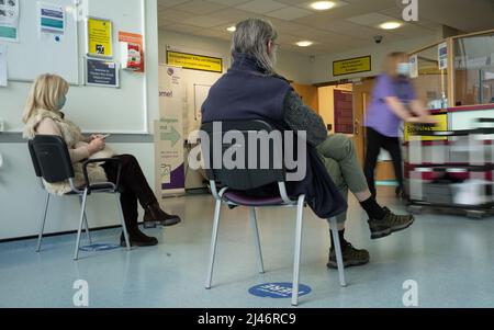 Die Patienten warten in einem NHS-Krankenhaus in Portsmouth, Großbritannien, auf die Berater, nachdem sie von ihrem Hausarzt überwiesen wurden. Wartelisten für Personen, die SP sehen Stockfoto