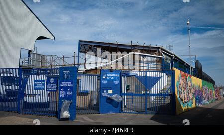 Ein Eingang zum Fratton Park, dem alten Stadion des Portsmouth Football Club, neben einer mit Graffiti-Straßenkunst bedeckten Gasse Stockfoto