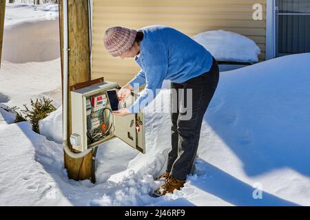 Hausbesitzer steuert Schaltanlagen, die für die Übertragung von Strom verwendet werden. Stockfoto