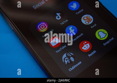 Symbole für Social-Media-Apps auf dem Smartphone-Bildschirm. Afyonkarahisar, Türkei - 10. April 2022. Stockfoto