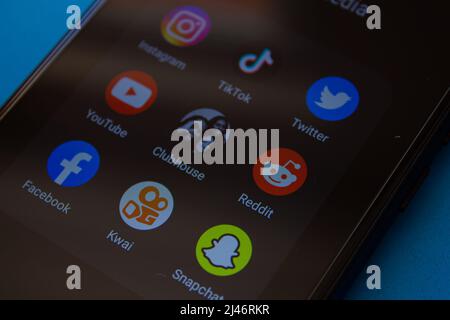 Symbole für Social-Media-Apps auf dem Smartphone-Bildschirm. Afyonkarahisar, Türkei - 10. April 2022. Stockfoto