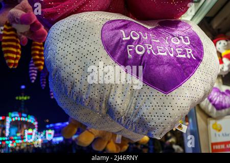 Hamburg, 06. April 2019 - Hamburger Dom, Herz mit dem Text: 'Liebe dich für immer'. Stockfoto