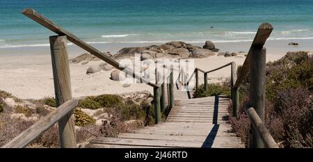 Langabaan, Westküste, Südafrika. 2022. Holztreppen hinunter zu einem ruhigen Strand in Langabaan an der Westküste Südafrikas. Stockfoto