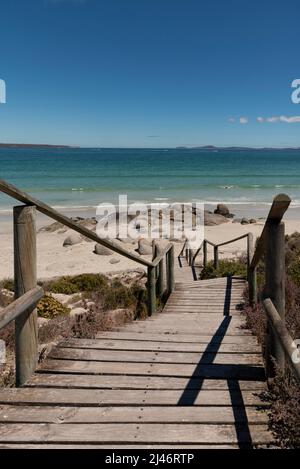 Langabaan, Westküste, Südafrika. 2022. Holztreppen hinunter zu einem ruhigen Strand in Langabaan an der Westküste Südafrikas. Stockfoto