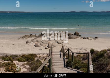 Langabaan, Westküste, Südafrika. 2022. Holztreppen hinunter zu einem ruhigen Strand in Langabaan an der Westküste Südafrikas. Stockfoto