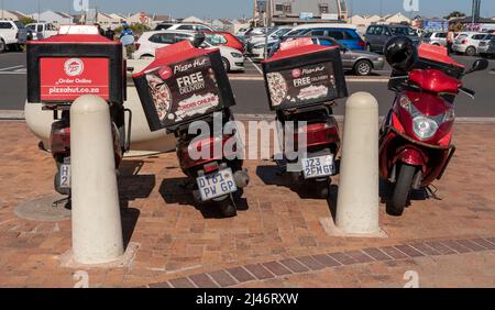 Langabaan, Südafrika. 2022. Pizza Lieferung Roller, rot lackiert, geparkt am Rande der Autobahn. Stockfoto