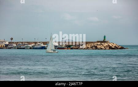 Meereslandschaft mit La Vila Joiosa. Fröhlich, Hafen im Hintergrund, Costa Dorada, Spanien Stockfoto